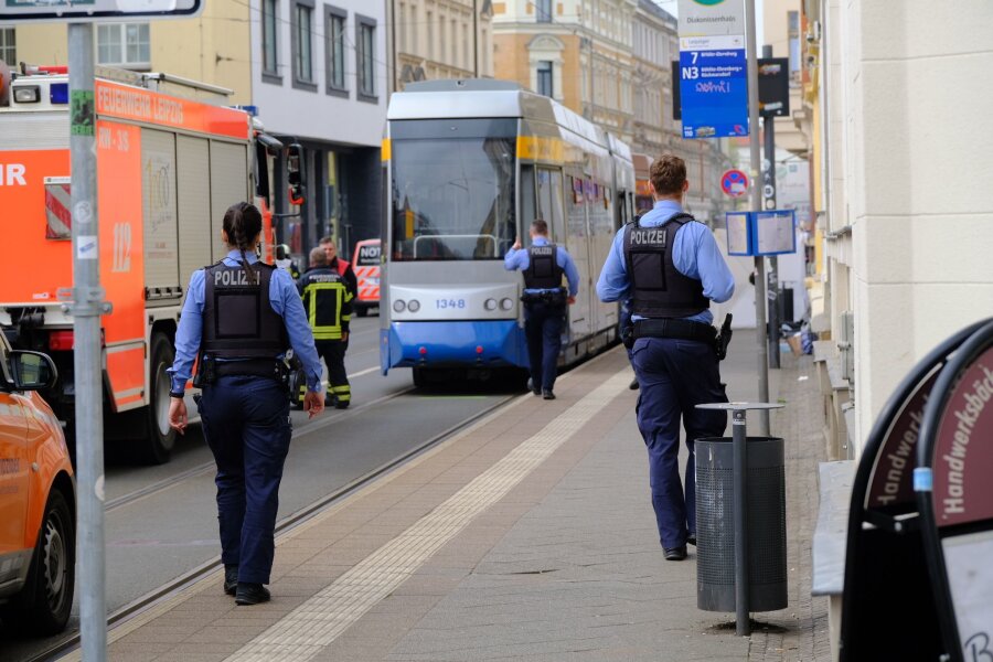 Dreijähriger gerät in Leipzig unter Straßenbahn und stirbt - Einsatzkräfte der Polizei und Feuerwehr arbeiten nach einem Unfall in der Georg-Schwarz-Straße in Leipzig-Leutzsch.