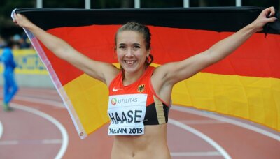 Dreimal Gold: Rebekka Haase krönt sich zur Sprint-Königin - So strahlen Sieger: Rebekka Haase jubelt mit der deutschen Fahne.