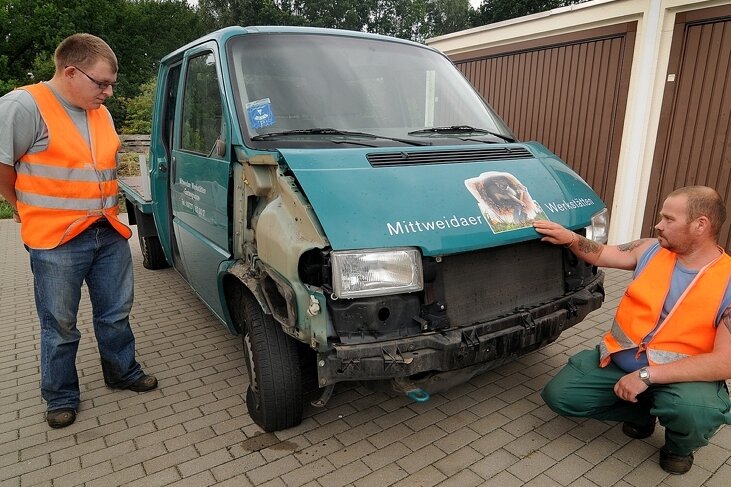 Dreiste Diebe beklauen Behindertenwerkstatt in Mittweida - Bei einem nächtlichen Einbruch wurde der VW-Bus der Gartengruppe der "Lebenshilfe" ausgeschlachtet. Thomas Heinitz (l.) und Hans-Jürgen Jacobi können es nicht fassen.