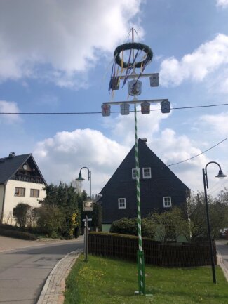 Das Bild zeigt den Maibaum am Samstag in Grünberg.