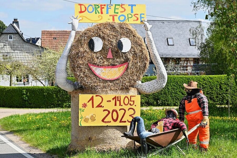 Dreitägiges Fest in Topfseifersdorf: Der Bürgermeister sticht das Bierfass an - Strohfiguren werben für das Dorffest in Topfseifersdorf. 