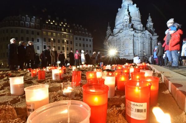 Dresden gedenkt ohne rechte Attacken - Kerzen zum Gedenken auf dem Neumarkt.