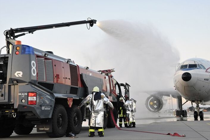 Auf dem Flughafen Dresden ist am Samstag ein Flugzeugunglück simuliert worden. 