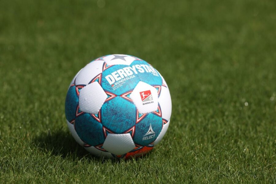 Fußball 2. Bundesliga 2021/2022: Der Spielball der Saison 2021/2022 der 2. Bundesliga liegt auf dem Rasen.