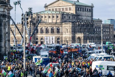 Dresden: Vermeintliche Bauern-Großdemo fast ohne Landwirte - Proteste auf dem Theaterplatz vor der Dresdner Semperoper.