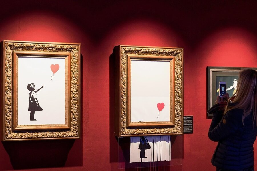 Die Ausstellung "The Mystery of Banksy - A Genius Mind" mit Replikaten von Kunstwerken des Streetart-Künstlers Banksy tourt durch Deutschland. Zu sehen sind auch "Girl with Balloon" ("Mädchen mit dem Ballon") und "Love is in the Bin" ("Die Liebe ist im Eimer"), entstanden bei einer berühmt gewordenen Schredderaktion. 