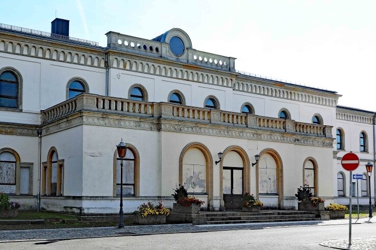 Ein Investor aus Dresden will dem Crimmitschauer Bahnhofsgebäude wieder Leben einhauchen wie auch der Bahnhofsuhr. 