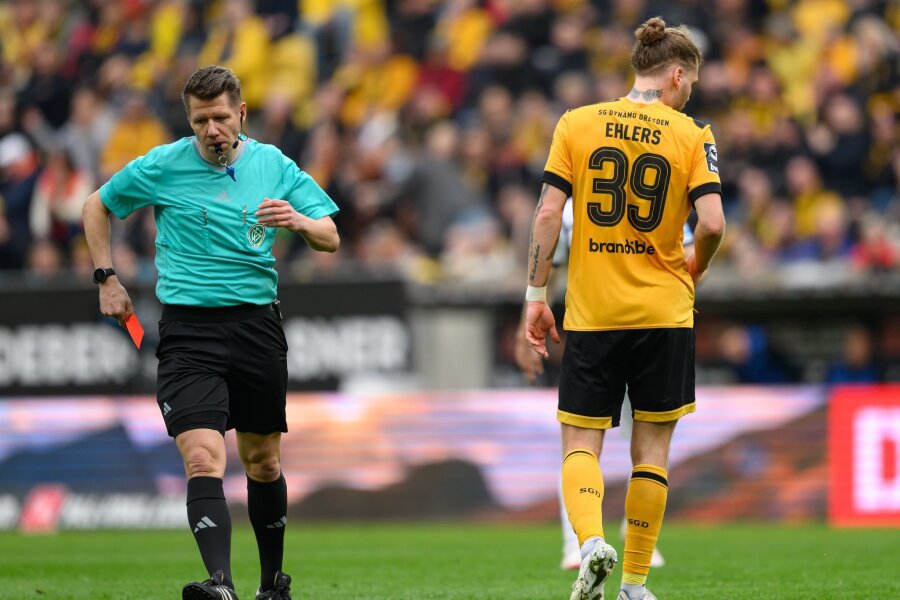 Dresdens Ehlers für zwei Drittliga-Spiele gesperrt - Schiedsrichter Patrick Ittrich (l) zeigt Dynamos Kevin Ehlers die Rote Karte.
