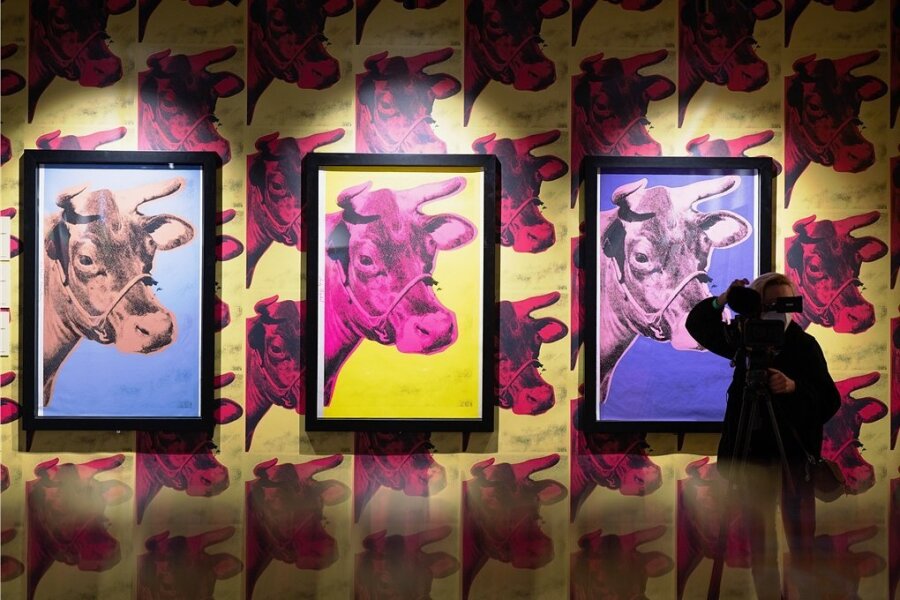 Dresdner Andy Warhol-Schau: Was ist Kunst, was ist Kommerz? - Kunst der quietschbunten Vervielfältigungen: In der Ausstellung "Andy Warhol - Pop Art Identities" in Dresden sind beispielsweise die Siebdrucke "Cow" von Andy Warhol zu sehen.