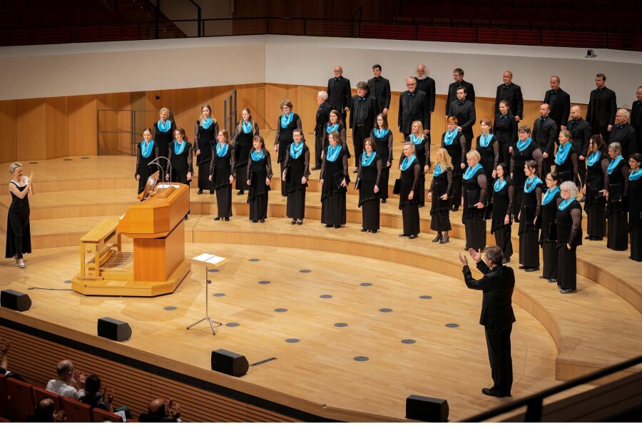 Dresdner Ensemble lässt die Kirche in Rechenberg erklingen - Der Philharmonische Chor Dresden 2022 beim Konzert mit Organistin Iveta Apkalna im Kulturpalast.