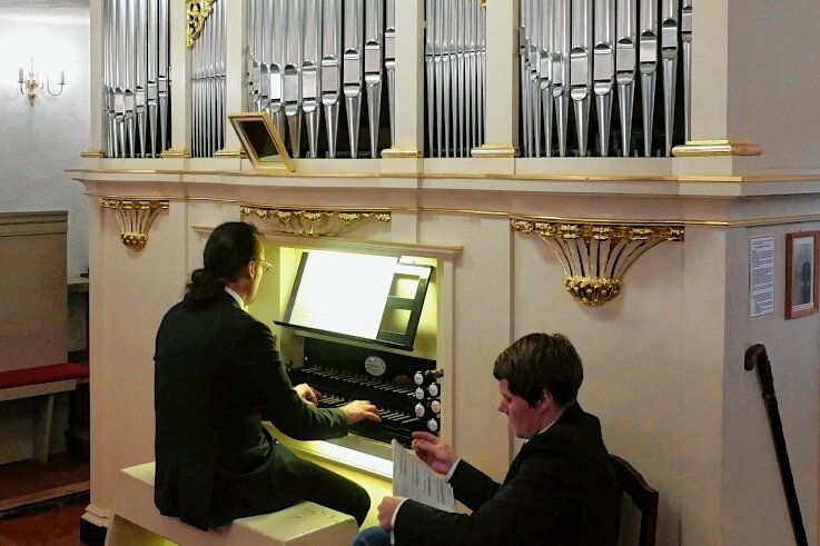 Dresdner Kantor auf Entdeckungstour - In der Borstendorfer Kirche spielte der von Claudia Bari (rechts) unterstützte Matthias Grünert auf einer besonderen Orgel. Erschaffen wurde sie 1847/48 vom örtlichen Orgelbauer Christian Friedrich Göthel. 