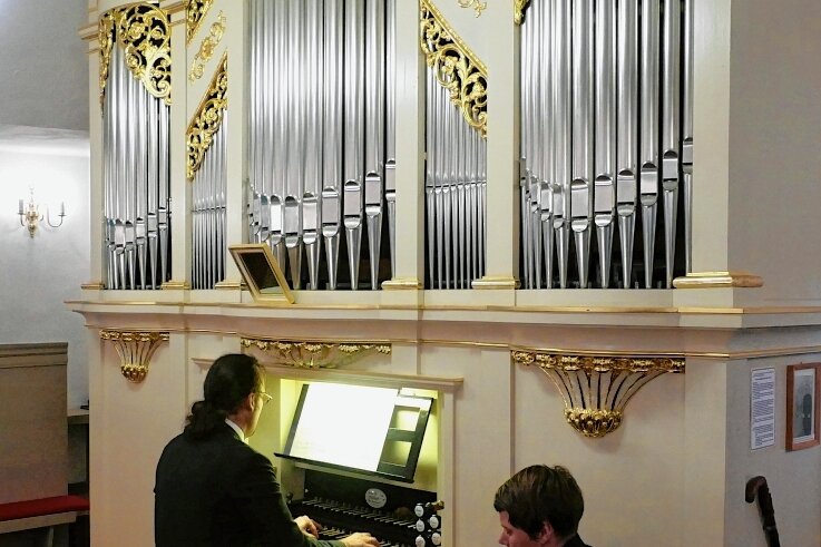 Dresdner Kantor auf großer Entdeckungstour - In der Borstendorfer Kirche spielte der von Claudia Bari (rechts) unterstützte Matthias Grünert auf einer besonderen Orgel. Erschaffen wurde sie 1847/48 vom örtlichen Orgelbauer Christian Friedrich Göthel. 