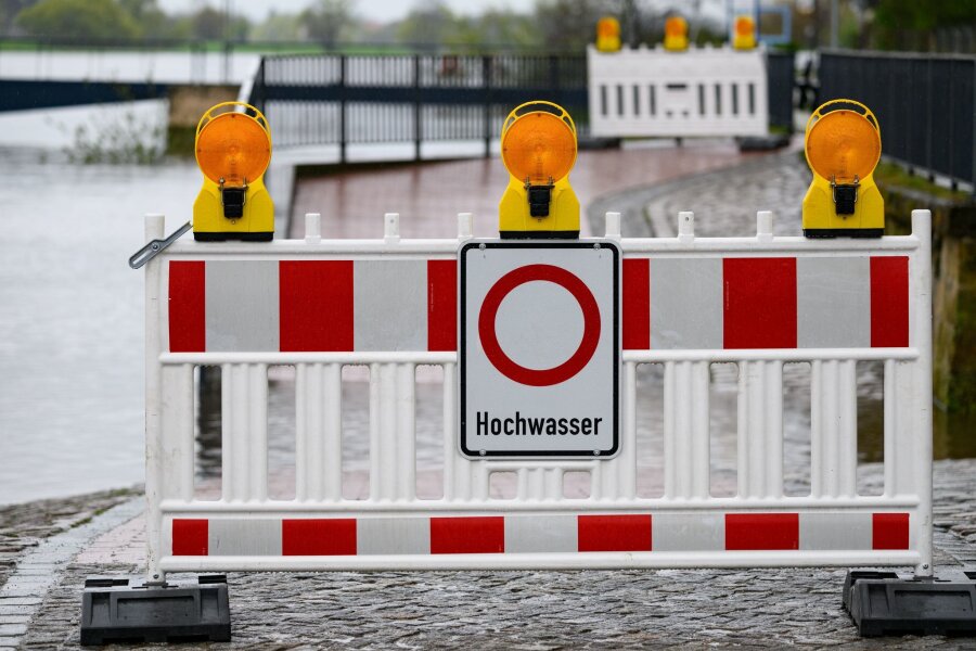 Dresdner Keppbach erhält Schutz vor Geröll bei Hochwasser - Eine Sperre verhindert den Zugang zum überfluteten Elbufer in Dresden.