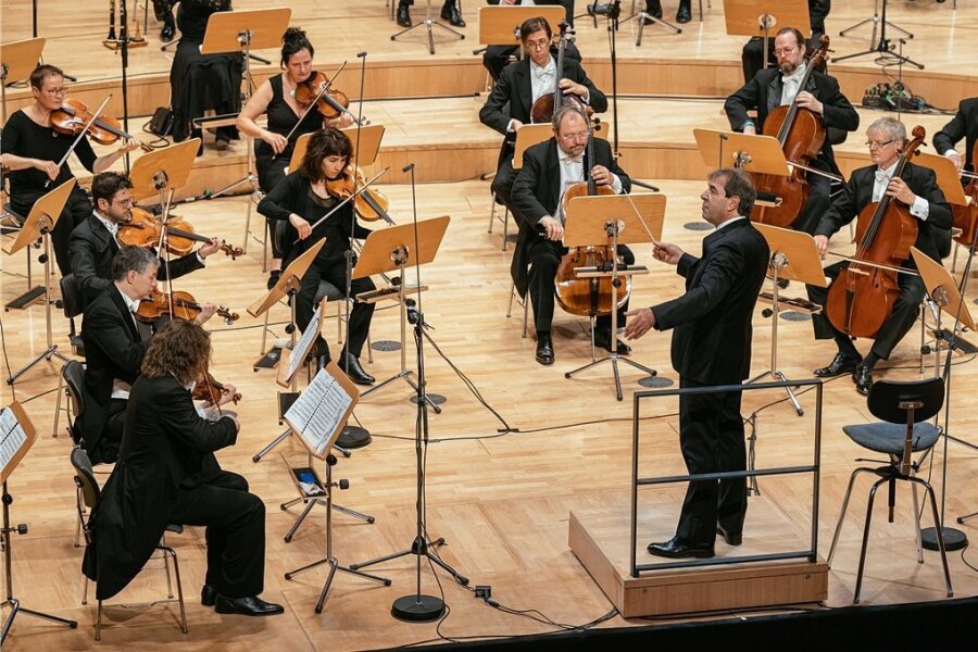 Lehren zur Nachhaltigkeit hat auch die Pandemie mit sich gebracht: Eröffnungskonzert der Dresdner Musikfestspiele 2021 mit dem Festspielorchester unter Daniele Gatti im Kulturpalast. 
