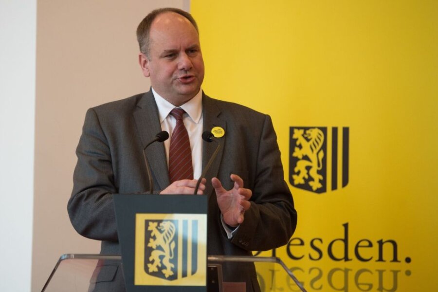 Dirk Hilbert (FDP), Oberbürgermeister von Dresden, spricht auf einer Pressekonferenz.