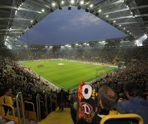 32.000 Fußballfans waren bei der Wiedereröffnung des Rudolf-Harbig-Stadions in Dresden dabei.