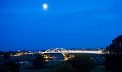 Dresdner Waldschlößchenbrücke wird für Verkehr freigegeben - 