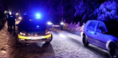 Driften auf dem Fichtelberg: Lösen Schranken das Problem? - Die Polizei prüft, ob das Driften auf einem Parkplatz in Oberwiesenthal den Tatbestand eines illegalen Fahrzeugrennens erfüllt. 