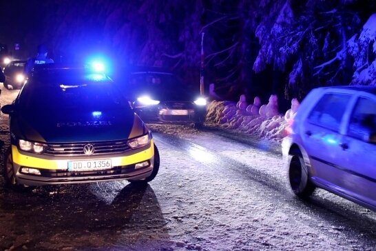 Driften auf dem Fichtelberg: Lösen Schranken das Problem? - Die Polizei prüft, ob das Driften auf einem Parkplatz in Oberwiesenthal den Tatbestand eines illegalen Fahrzeugrennens erfüllt. 