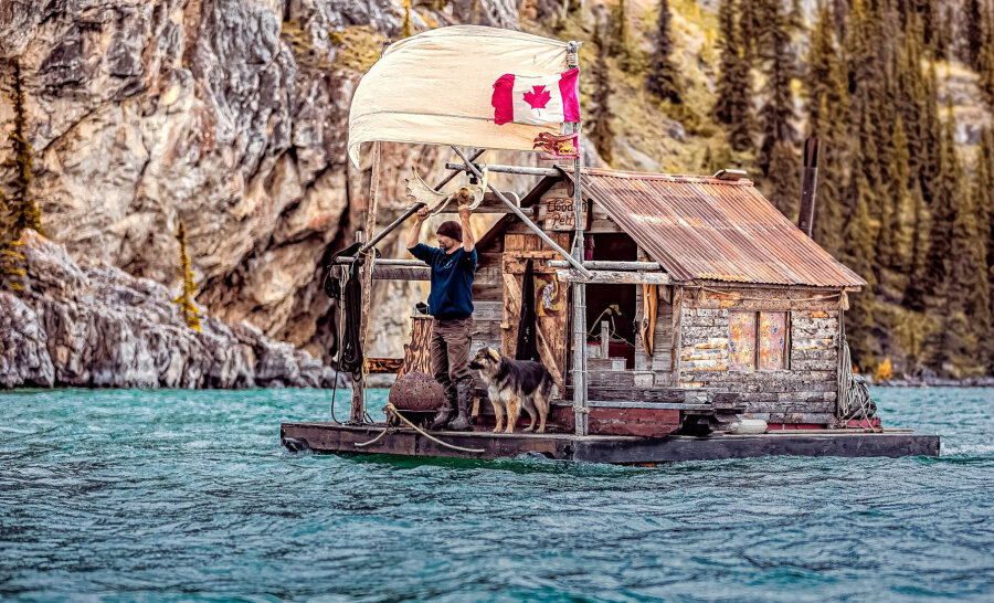 Der Yukon zog vor mehr als hundert Jahren Goldgräber an. Hierher, abseits der technisch hochgerüsteten modernen Zivilisation, hat es Driftwood Holly, ganz seinem Künstlernamen "Treibholz" entsprechend, getrieben. "Der Yukon ist nicht der schönste Fluss der Welt", sagt er, hier auf seinem selbst gebauten Boot, "aber ich liebe ihn. Ich habe immer Flüsse geliebt." 