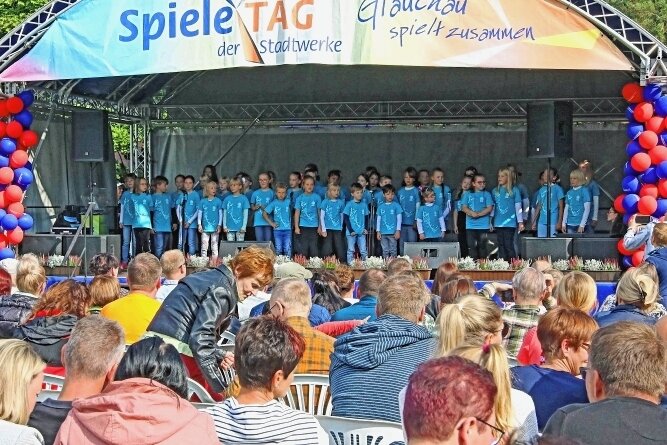 Drillinge machen Festgelände unsicher - Auf der kleinen Bühne auf dem Festgelände stand unter anderem der Chor der Internationalen Grundschule.