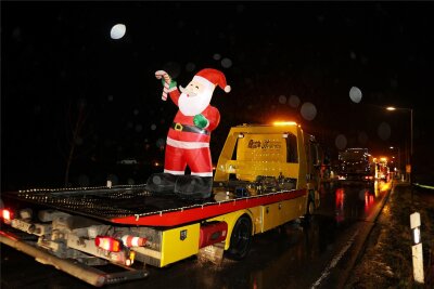 Dritte Lichterfahrt in Mülsen: Weihnachtsmann grüßt 12.000 Schaulustige an der Strecke - Die dritte Lichterfahrt durch den Mülsengrund: Von einer Ladefläche grüßte auch der Weihnachtsmann.