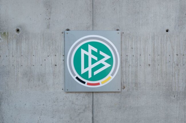 Das Logo des DFB an der Zentrale des Deutschen Fussball-Bundes in Frankfurt am Main.