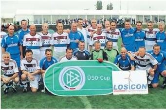 Dritter Auftritt im Konzert der Großen - Schöne Erinnerung: Beim DFB-Ü 50-Cup 2014 im Olympia-Park Berlin hatten die Oldies der SpG Neuhausen (blau) nur den Ex-Profis des FC Bayern München den Vortritt lassen müssen und wurden Zweite.