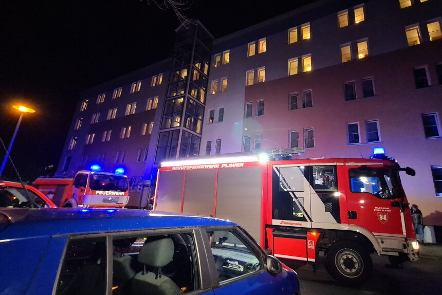 Dritter Brand in vier Tagen in Plauener Wohnblock: Polizei ermittelt wegen schwerer Brandstiftung - Erneut sind am Freitagabend Rettungskräfte zum Wohnblock im Mammengebiet gerufen worden. Viele Bewohner versammelten sich im Freien.