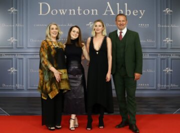 Dritter Film zur Serie "Downton Abbey" geplant - Die Schauspieler Phyllis Logan (l-r), Sophie McShera, Laura Carmichael und Hugh Bonneville bei einem Fototermin zum Kinostart des Films "Downton Abbey".