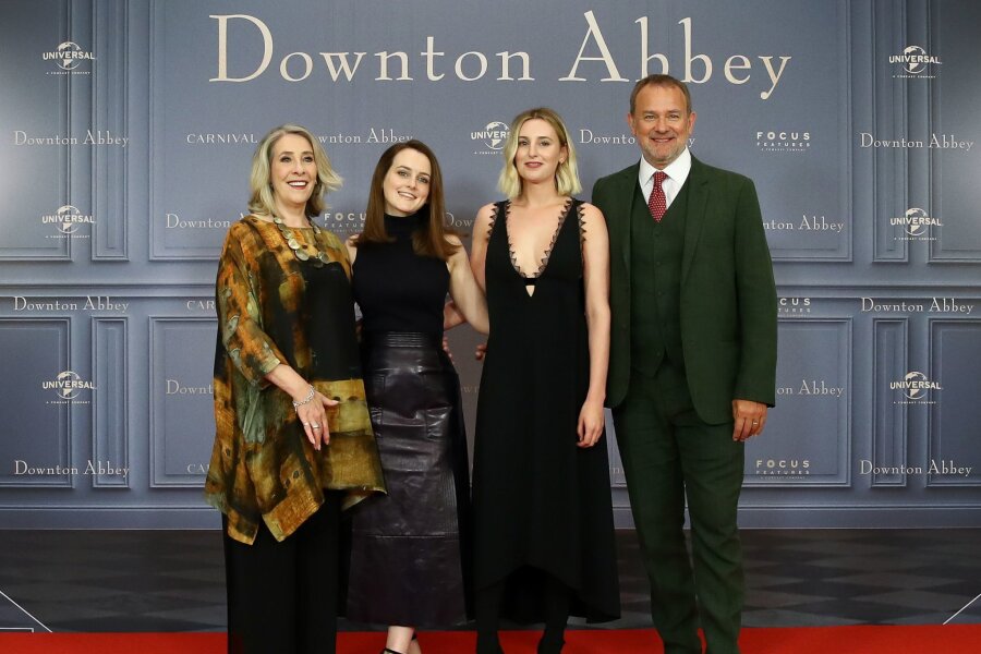 Dritter Film zur Serie "Downton Abbey" geplant - Die Schauspieler Phyllis Logan (l-r), Sophie McShera, Laura Carmichael und Hugh Bonneville bei einem Fototermin zum Kinostart des Films "Downton Abbey".