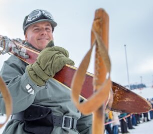 Dritter Versuch für sechsten Lauf - Klaus Gritzner, seit einem halben Jahrhundert leidenschaftlicher Skifahrer, war 2018 beim Nostalgieskirennen in Oberwiesenthal dabei. 72 Teilnehmer gab es damals. Wie viele es kommenden Sonnabend werden, wird sich zeigen. Der Unterwiesenthaler hat sich jedenfalls bereits angemeldet. 
