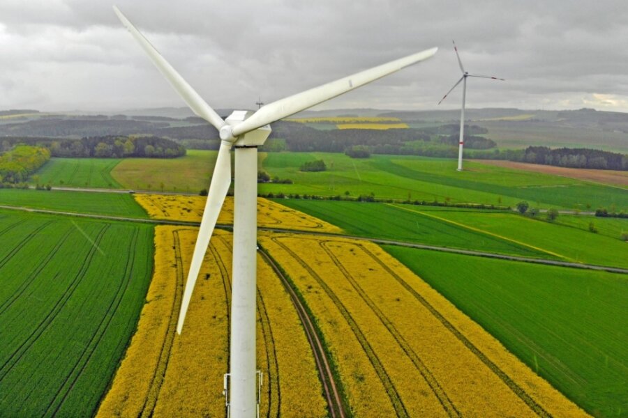 Drittes Windrad am Auer Autobahnzubringer geplant - Im Bereich der anderen beiden Windkraftanlagen in Richtung Stollberg will die UKA Meißen eine neue Windkraftanlage bauen, die eine Nabenhöhe von 169 und eine Gesamthöhe von 250 Metern haben soll. 