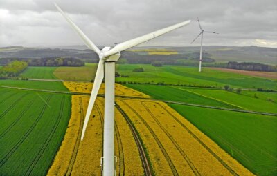 Drittes Windrad am Auer Autobahnzubringer geplant - Im Bereich der anderen beiden Windkraftanlagen in Richtung Stollberg will die UKA Meißen eine neue Windkraftanlage bauen, die eine Nabenhöhe von 169 und eine Gesamthöhe von 250 Metern haben soll. 