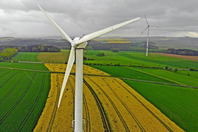 Im Bereich der anderen beiden Windkraftanlagen in Richtung Stollberg will die UKA Meißen eine neue Windkraftanlage bauen, die eine Nabenhöhe von 169 und eine Gesamthöhe von 250 Metern haben soll. 