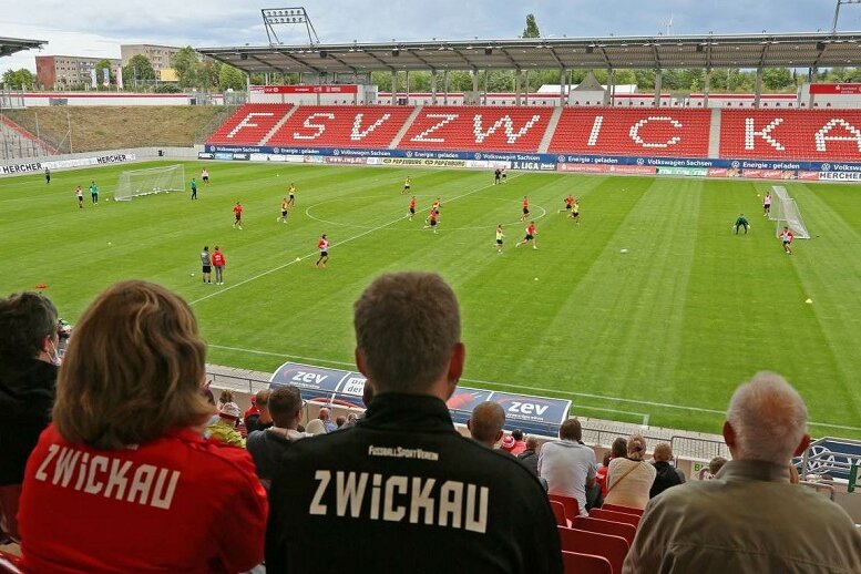 Drittligist FSV Zwickau startet Dauerkartenverkauf - Der Fußball-Drittligist FSV Zwickau startet am Donnerstag mit dem Verkauf von Dauerkarten für die neue Saison, ausschließlich für die Tribünen A, B und C.