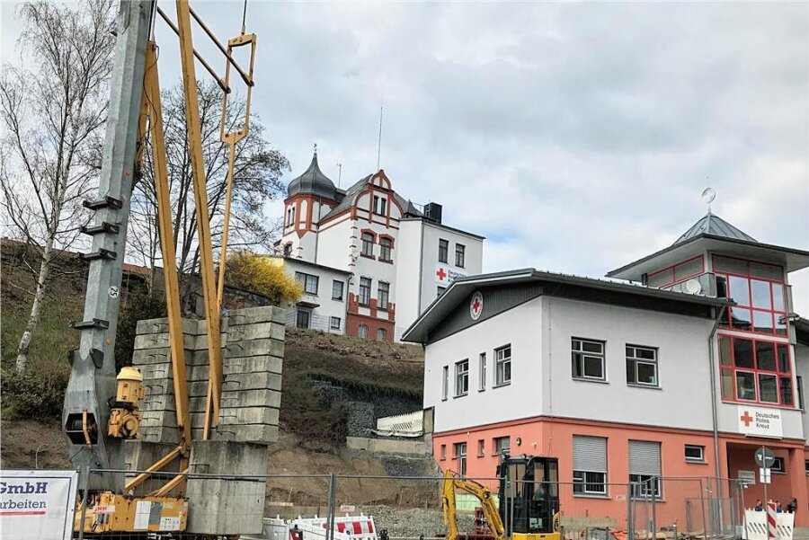 DRK baut groß in Oelsnitz: Tagespflege und 34 Wohnungen - Noch eine Baustelle: Der Ambulante Pflegedienst des DRK in Oelsnitz wird an der August-Bebel-Straße 29 bis Jahresende erweitert. 