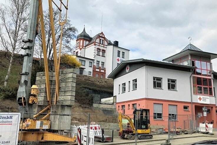 DRK baut groß in Oelsnitz: Tagespflege und 34 Wohnungen - Noch eine Baustelle: Der Ambulante Pflegedienst des DRK in Oelsnitz wird an der August-Bebel-Straße 29 bis Jahresende erweitert. 