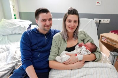 DRK-Krankenhaus Chemnitz-Rabenstein: Am 22.2.2024 kommt bei der 222. Geburt dieses Jahres ein Junge zur Welt - Eric und Linda Heidlberger mit Nick.
