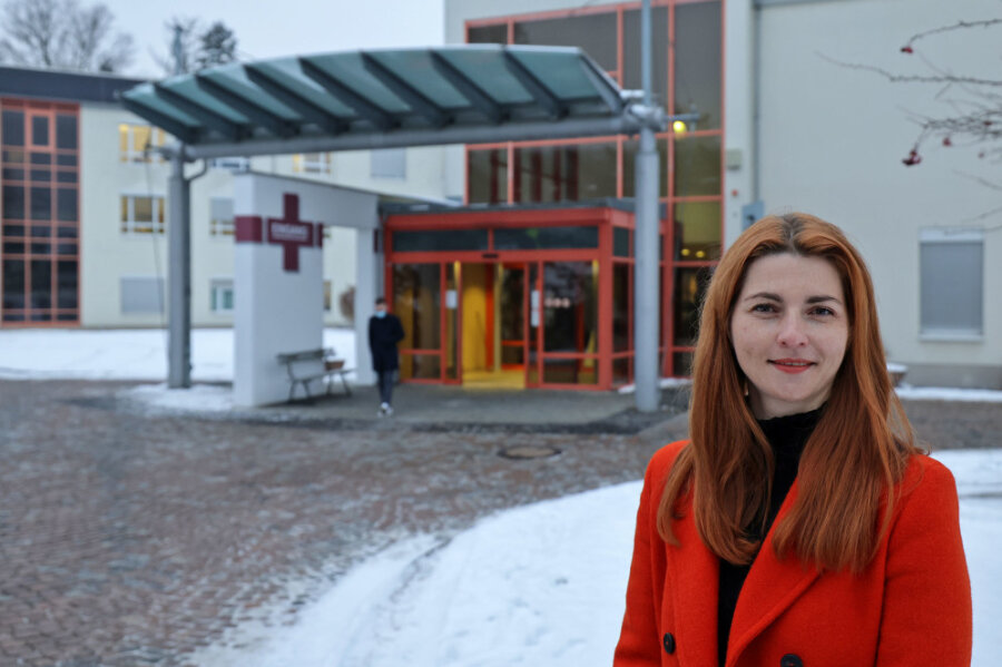 DRK-Krankenhaus Lichtenstein: Warum die Geburtsklinik schließt - Klinik-Geschäftsführerin Diana Lohmann am Eingang des Lichtensteiner DRK-Krankenhauses. Man wolle "kurze Wege für die Patienten erhalten" und den Standort dauerhaft sichern und ausbauen, bekräftigt sie. 