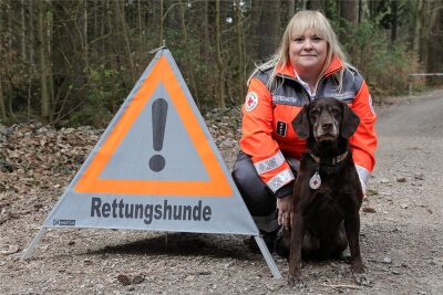 DRK Kreisverband Aue-Schwarzenberg organisiert schwierige Prüfung für tierische Lebensretter - Hundeführerin Jessica Neumann ist stolz: Paula absolvierte die Flächenprüfung innerhalb von zehn Minuten.