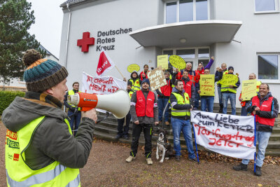 DRK-Rettungsdienst streikt für Tarifvertrag - André Urmann von Verdi und 16 DRK-Mitarbeiter haben sich am Mittwoch vor der Geschäftsstelle des Deutschen Roten Kreuzes in Stollberg zum Streik versammelt.