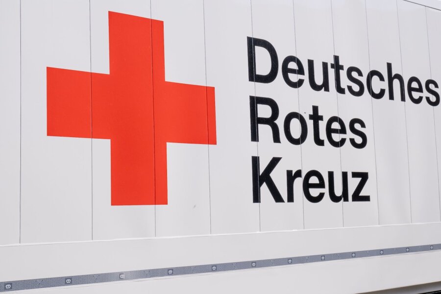 DRK Sachsen unterstützt Flutgebiete in Baden-Württemberg - Das Logo und der Schriftzug des Deutschen Rotes Kreuzes (DRK) ist auf einem Einsatzfahrzeug zu lesen.