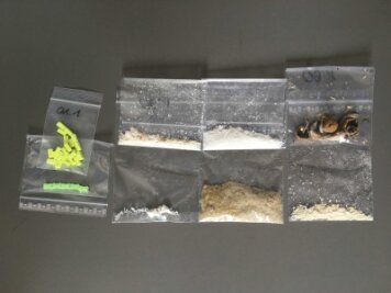 Drogen bei Durchsuchung gefunden - Die bei der Durchsuchung gefundenen Drogen und verdächtigen Substanzen.