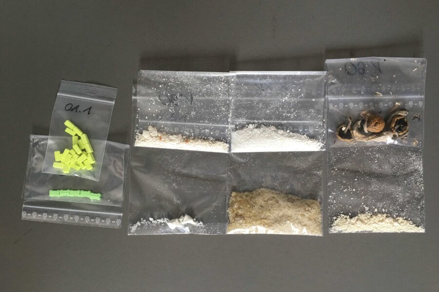Drogen bei Durchsuchung gefunden - Die bei der Durchsuchung gefundenen Drogen und verdächtigen Substanzen.