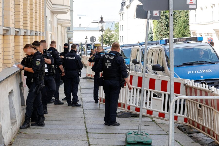 Drogen und Schwarzarbeit: Polizei und Zoll durchsuchen Imbisse in Chemnitz - Im Stadtteil Sonnenberg durchsuchten Polizei und Zoll am Mittwoch mehrere Imbisse.