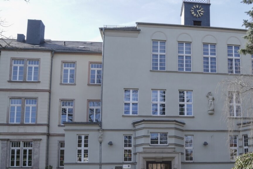 Drogenfahndung: Polizei durchsucht Schulen - In der Gerhart-Hauptmann-Oberschule war am frühen Mittwochmorgen die Polizei im Einsatz. Die Beamten rückten für eine Durchsuchung an, bei der es um Straftaten im Zusammenhang mit Drogen ging. 