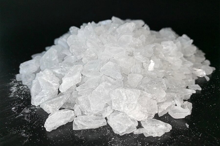 Drogenhandel in Freiberg: Mutmaßliches Dealer-Duo verkauft 12,4 Gramm Salz für 300 Euro als Crystal - Crystal Meth liegt auf einer schwarzen Unterlage. Ein mutmaßliches Dealer-Duo aus Freiberg soll einmal einfaches Salz genommen und behauptet haben, es sei Crystal.