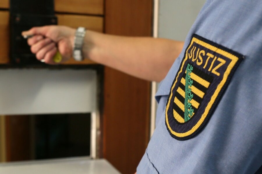 Drogenküche von Oelsnitz: Justiz-Mitarbeiter angeklagt - In einem Fall von Drogen-Kriminalität besteht der Verdacht, dass ein Justizmitarbeiter darin verwickelt sein könnte. 