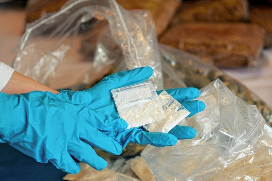 Einer der größten Drogenfälle im Vogtland der vergangenen Jahre wird derzeit am Landgericht Zwickau verhandelt. Ein Kilogramm Crystal (im Bild ein Beispielfoto der Droge) kam in zwei Plastiktüten aus Leipzig.